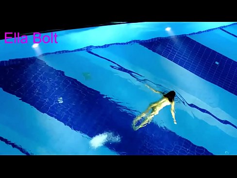 ❤️ Ich kann nicht aufhören zuzusehen, junge Blondine beim Nacktschwimmen im Pool des ELLA BOLT Resorts erwischt ❌ Sex video bei uns
