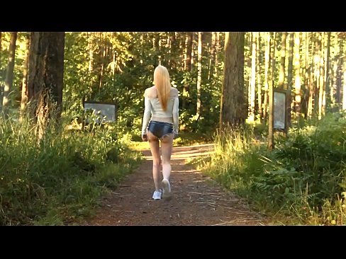 ❤️ Schöne Frau bewegt sich langsam, nicht nackt Video ❌ Sex video bei uns