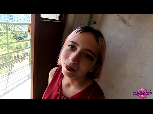 ❤️ Studentin saugt einen Fremden im Outback - Sperma auf seinem Gesicht ❌ Sex video bei uns